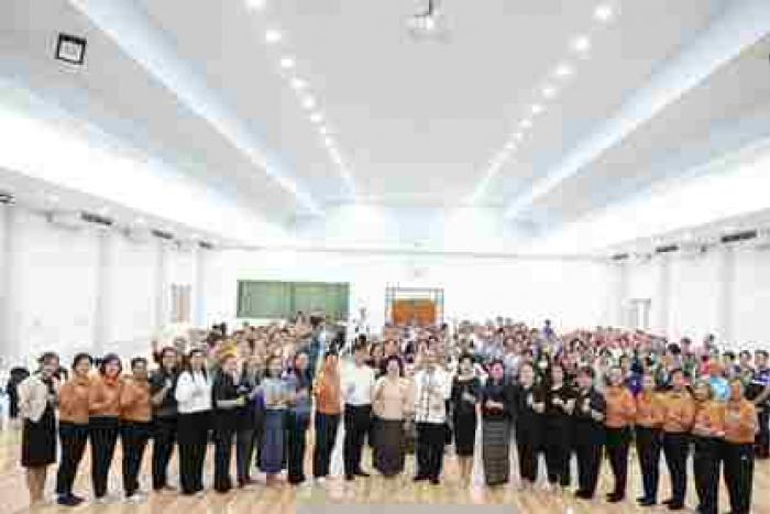 โครงการส่งเสริมอาชีพการประดิษฐ์ดอกไม้...