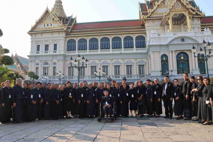 เทศบาลเมืองบ้านทุ่มเข้ากราบถวายบังคมพระบรมศพ\\