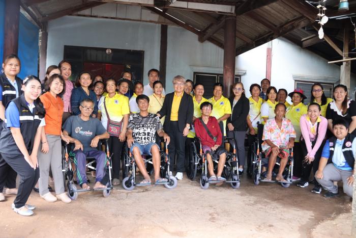  มอบรถเข็นนั่ง (Wheel chair) ให้กับคน...